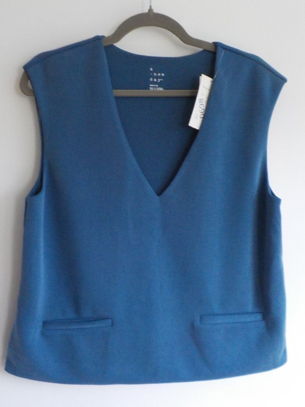 A New Day Vest Top - Medium - NWT Sleeveless V-neck Blue (967)